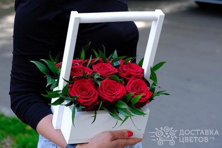 Композия из 9 красных роз в ящике "Империя"